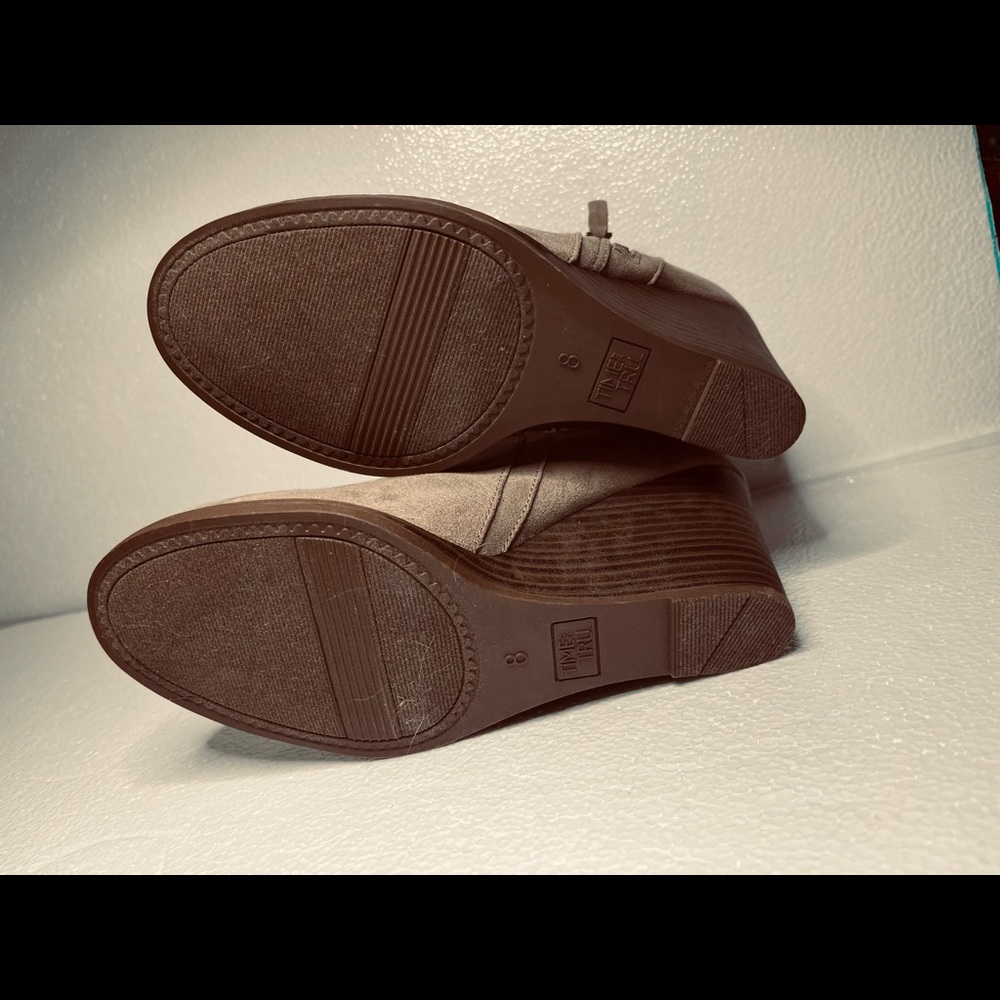 BOOTS 2 1/2” STACKED WEDGE HEEL BOOTIES MUSHROOM 8 BROWN TAN ZIP NEVER WORN NEW - Picture 3 of 6